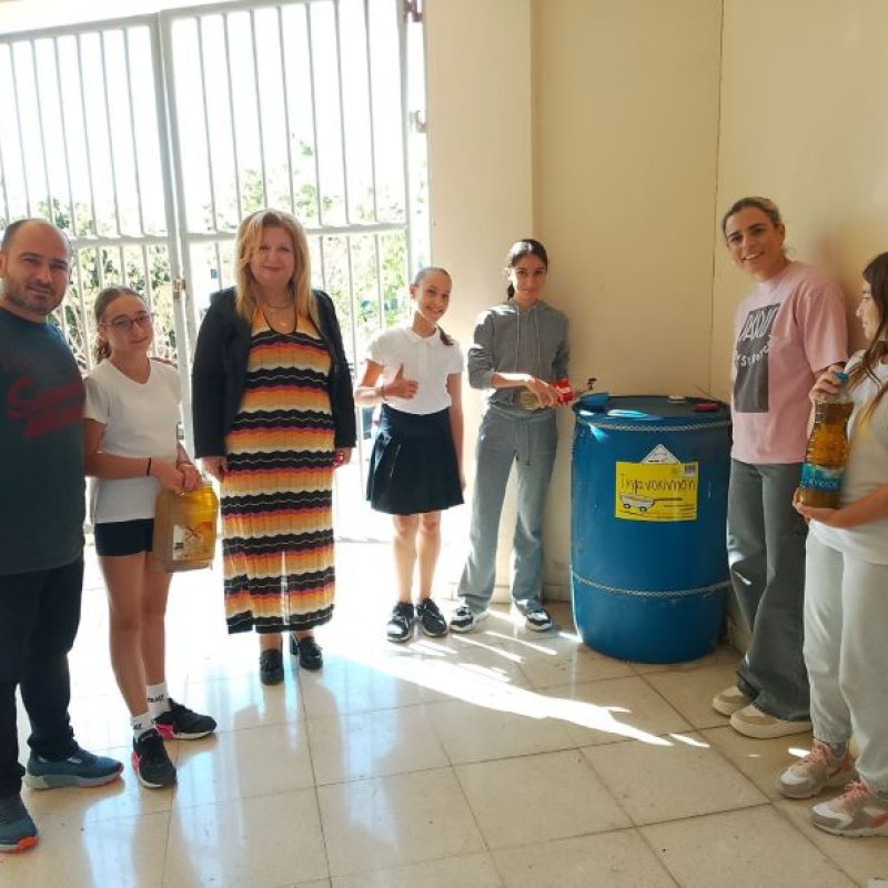 Το πρώτο μας λάδι!! Παιδιά από την οικολογική επιτροπή το βάζουν στο βαρέλι της τηγανοκίνησης!